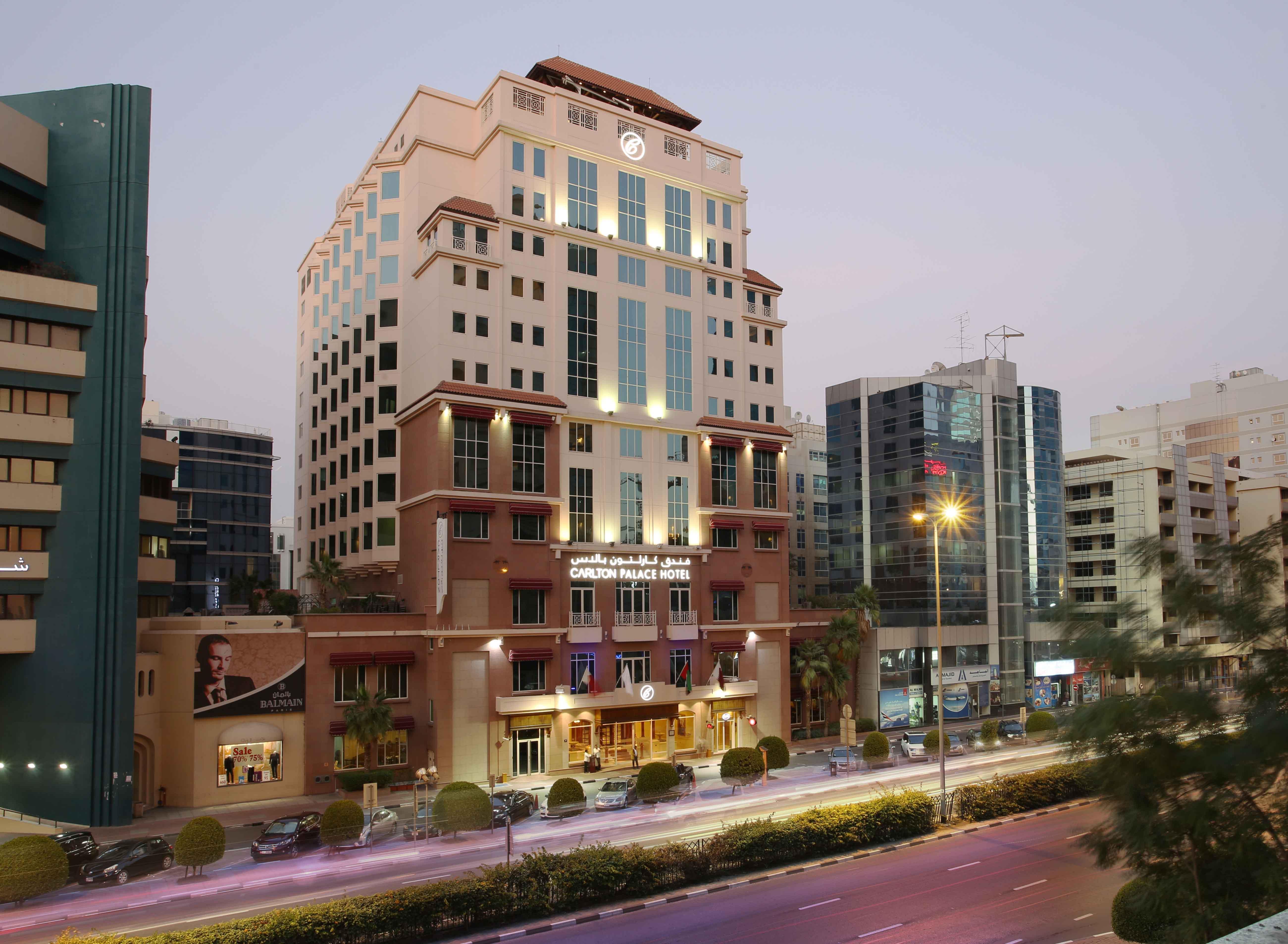 卡尔顿宫酒店 迪拜 外观 照片 The hotel at night