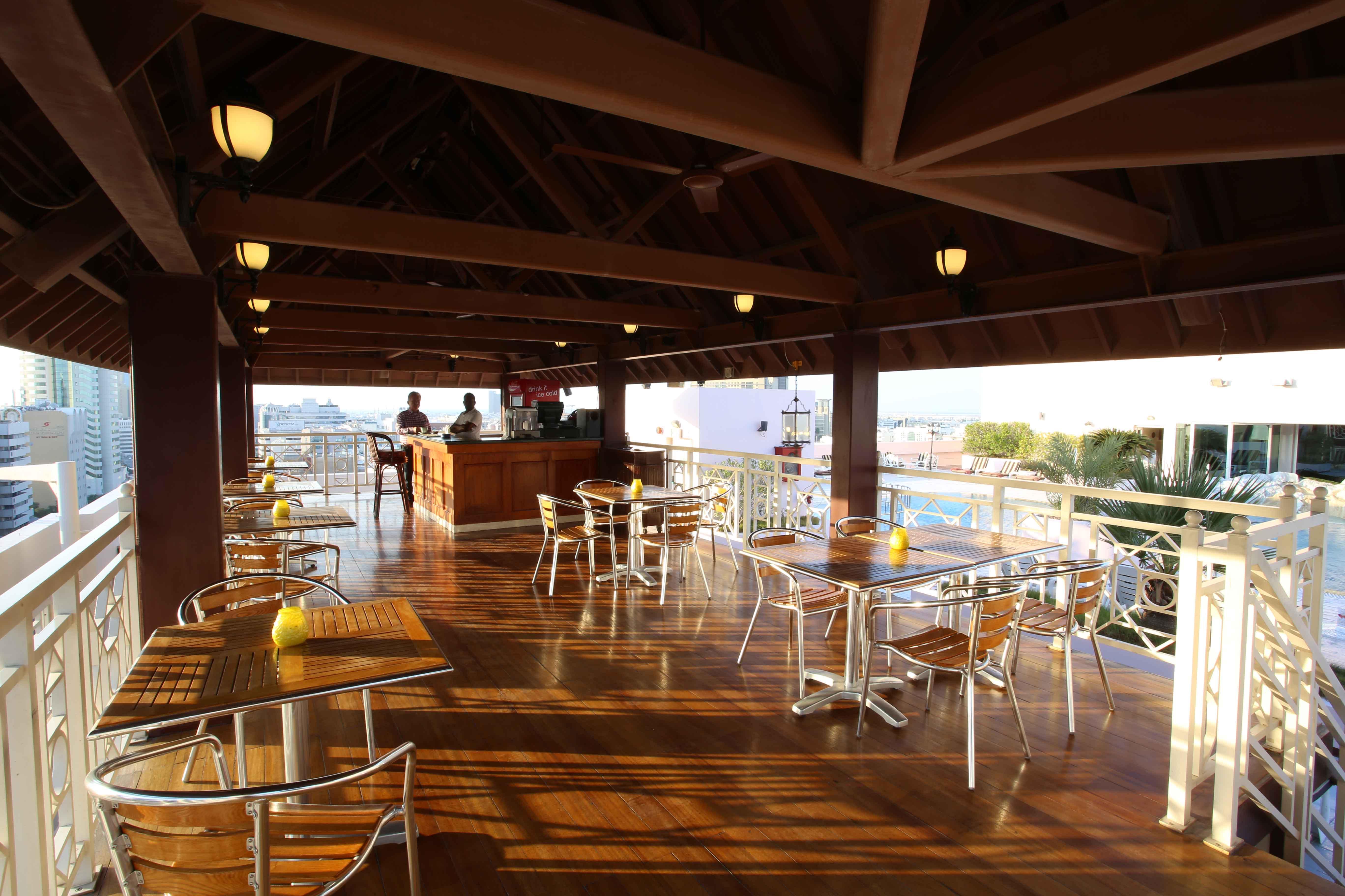 卡尔顿宫酒店 迪拜 外观 照片 The interior of the restaurant
