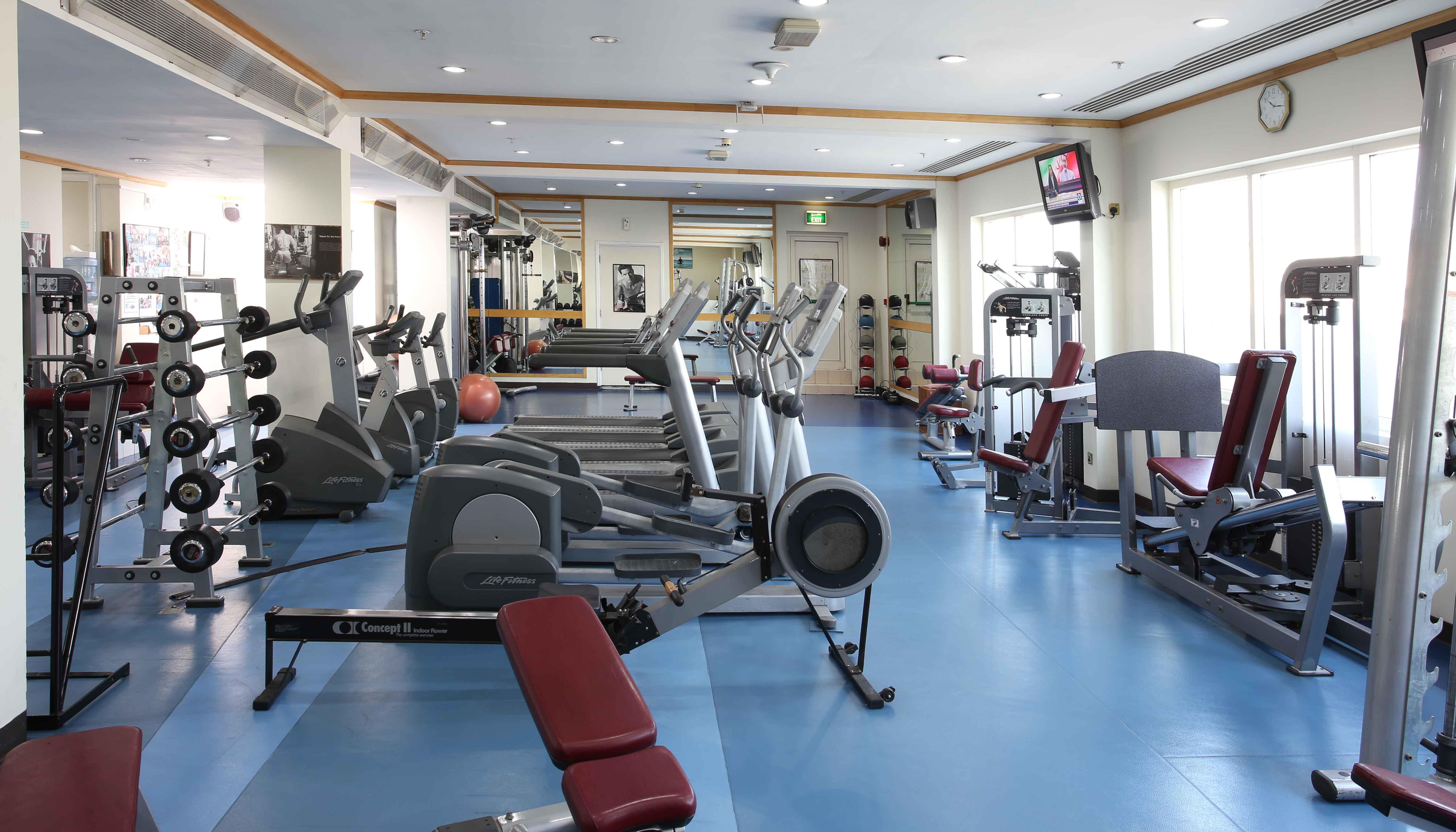 卡尔顿宫酒店 迪拜 外观 照片 A gym in Dubai
