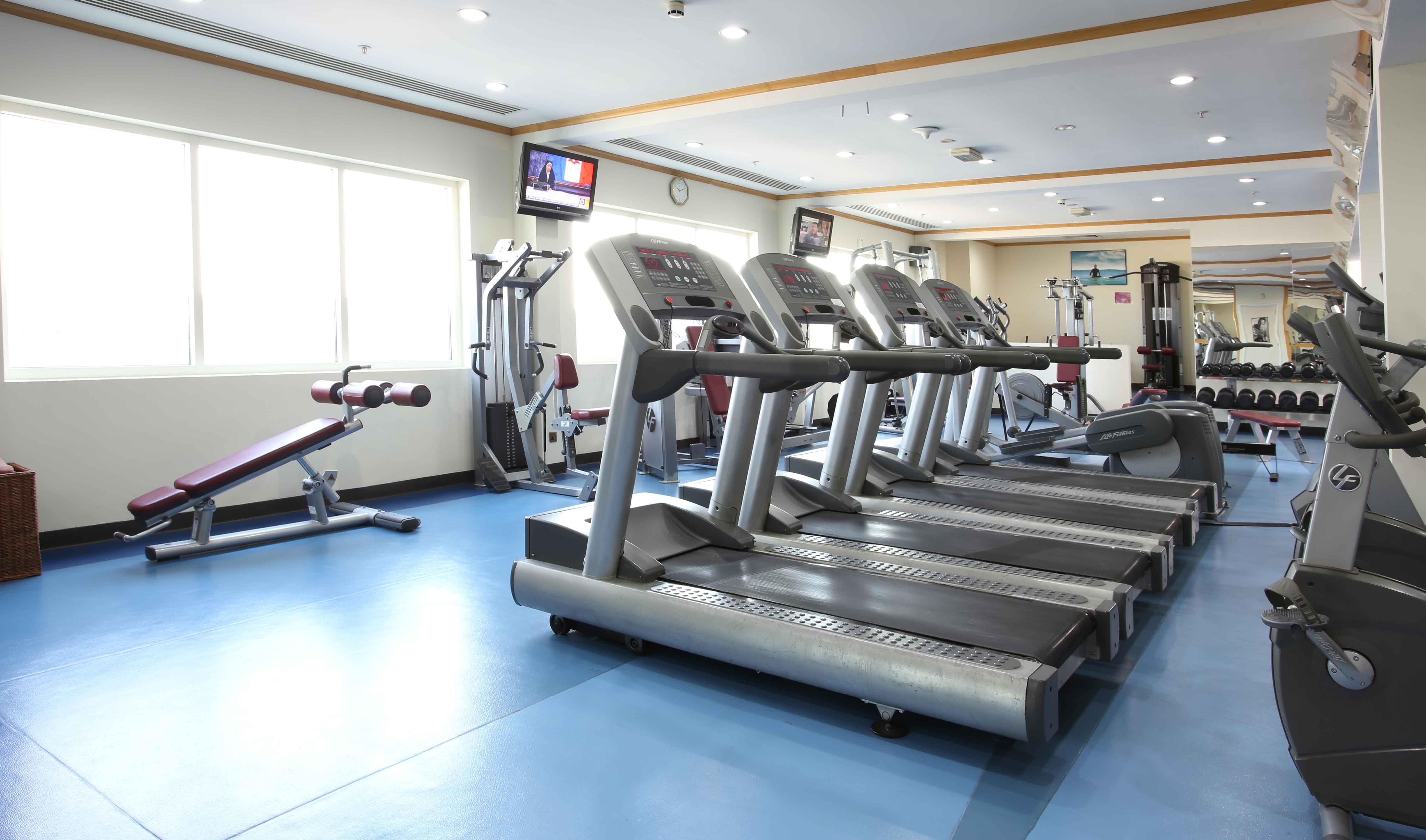 卡尔顿宫酒店 迪拜 外观 照片 A row of treadmills