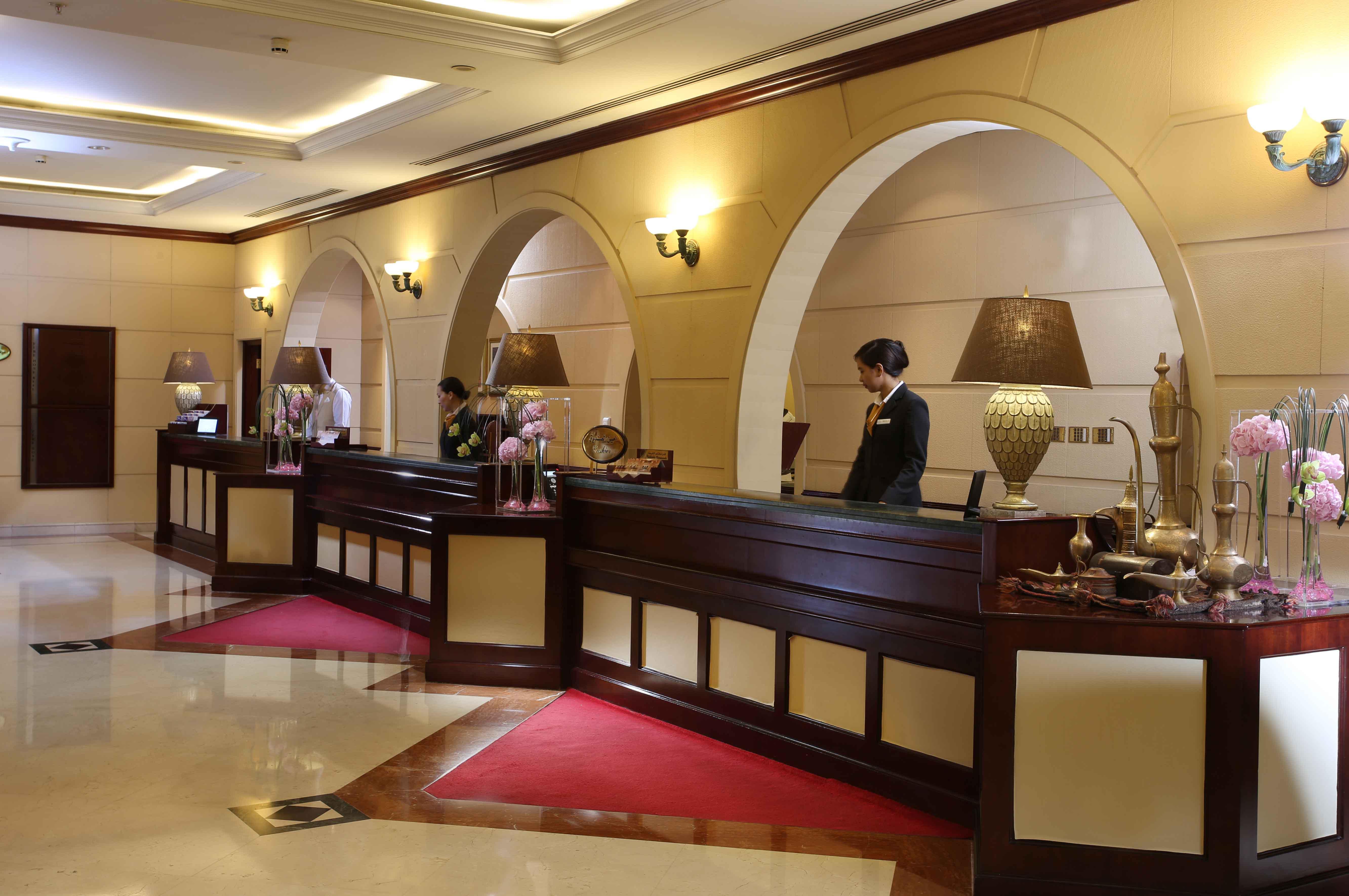 卡尔顿宫酒店 迪拜 外观 照片 The lobby of the hotel