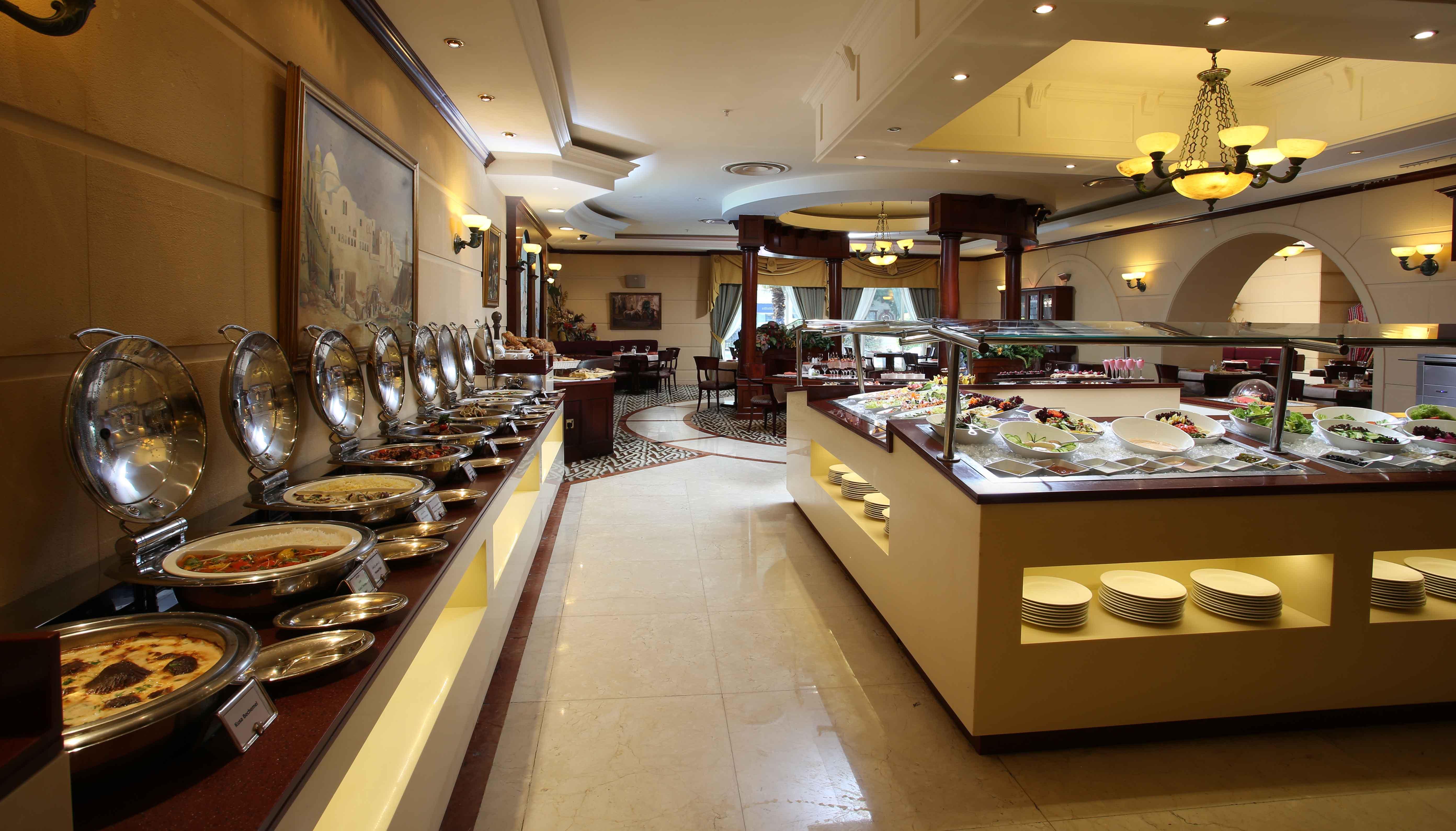 卡尔顿宫酒店 迪拜 外观 照片 The buffet at the hotel