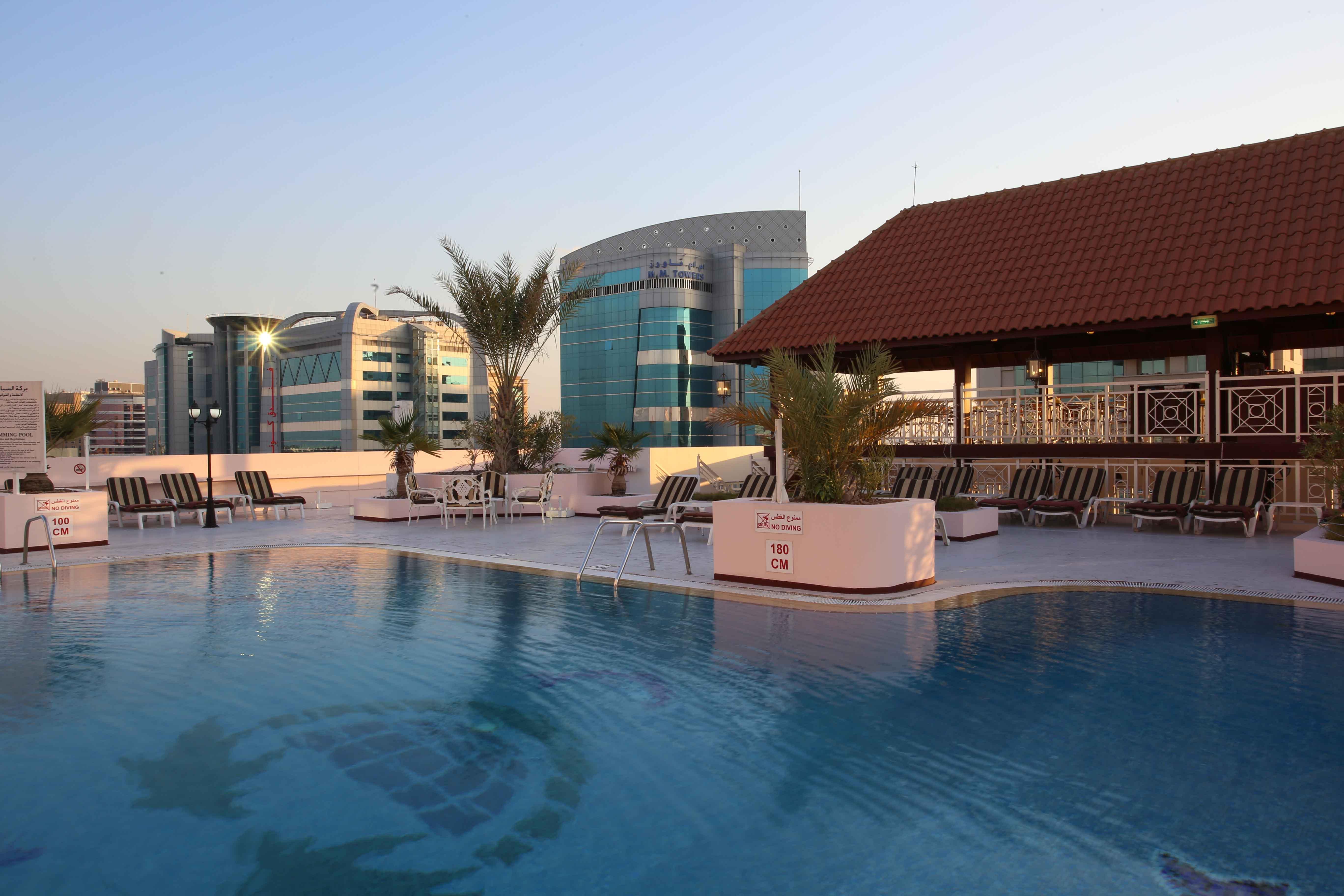 卡尔顿宫酒店 迪拜 外观 照片 Rooftop pool at the hotel