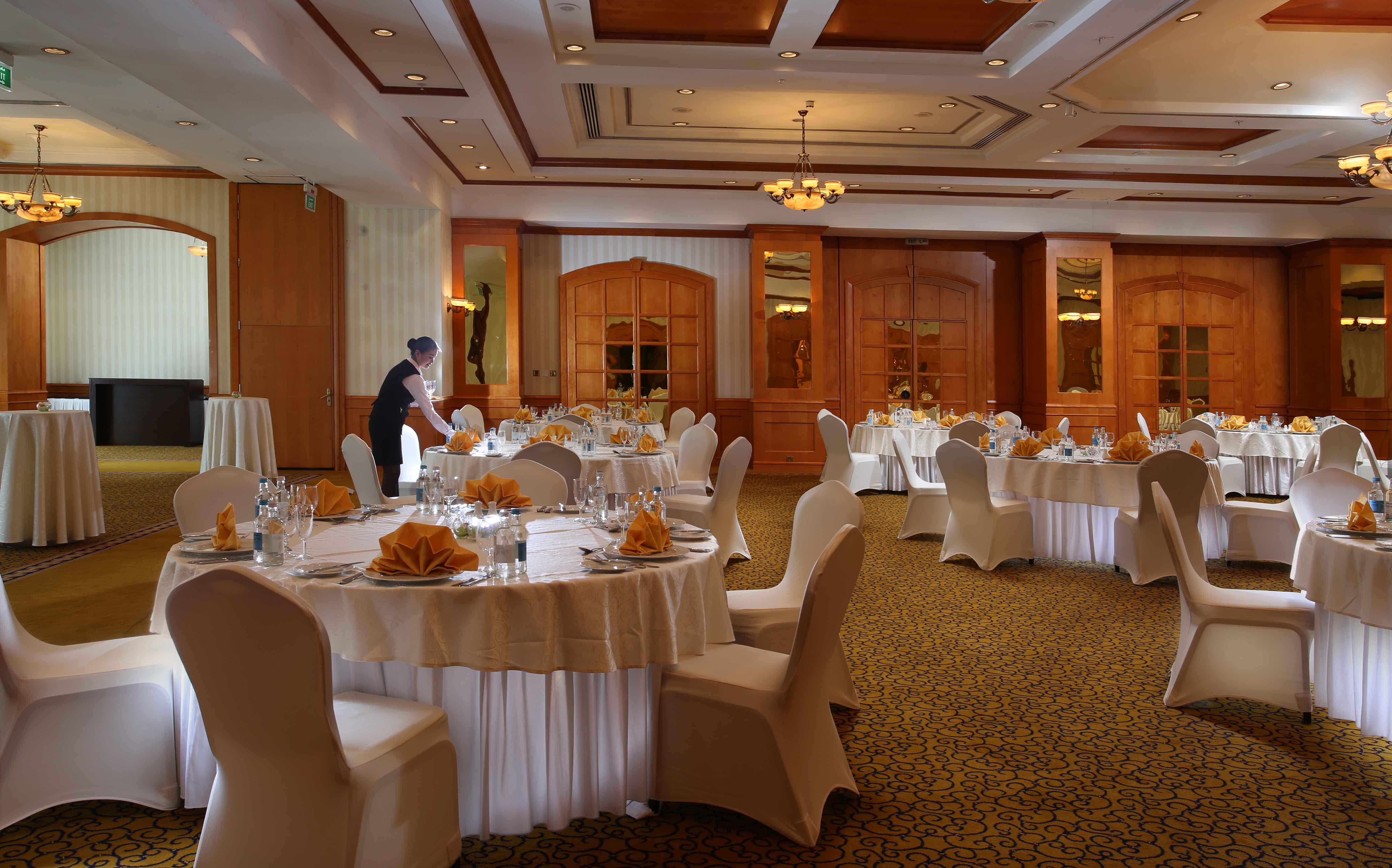 卡尔顿宫酒店 迪拜 外观 照片 The ballroom at the Royal Thai Hotel