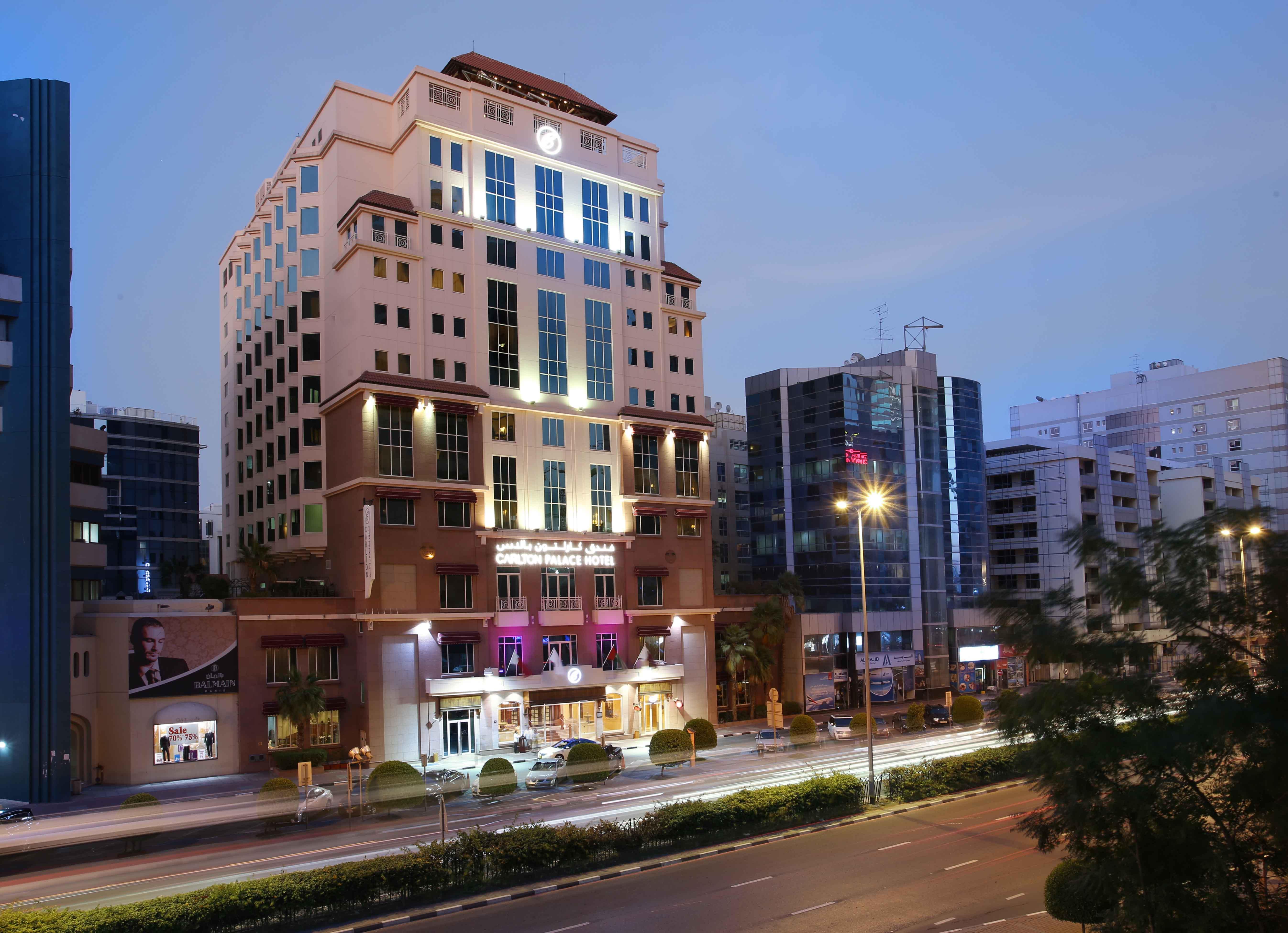 卡尔顿宫酒店 迪拜 外观 照片 The hotel at night