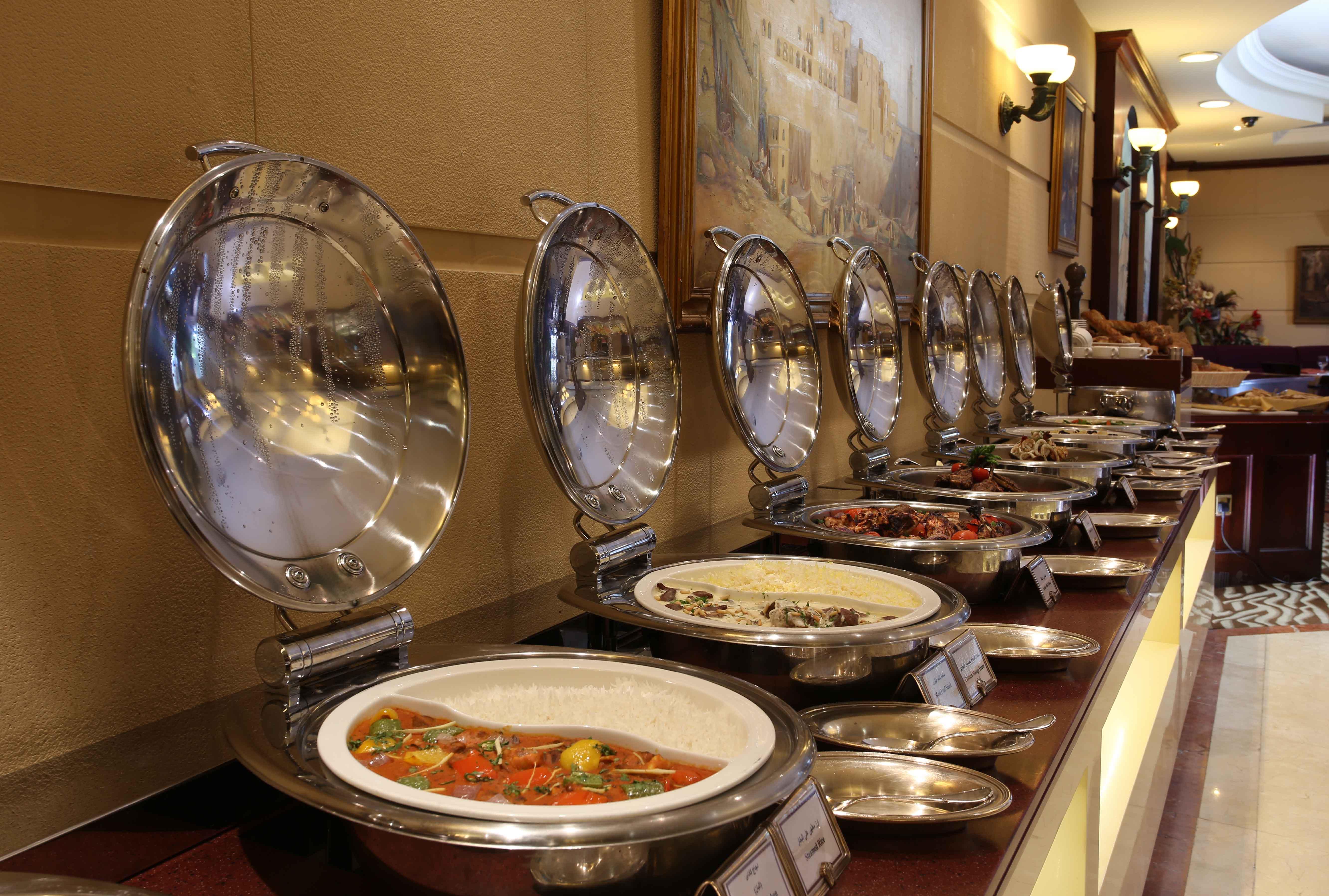 卡尔顿宫酒店 迪拜 外观 照片 A buffet at a hotel