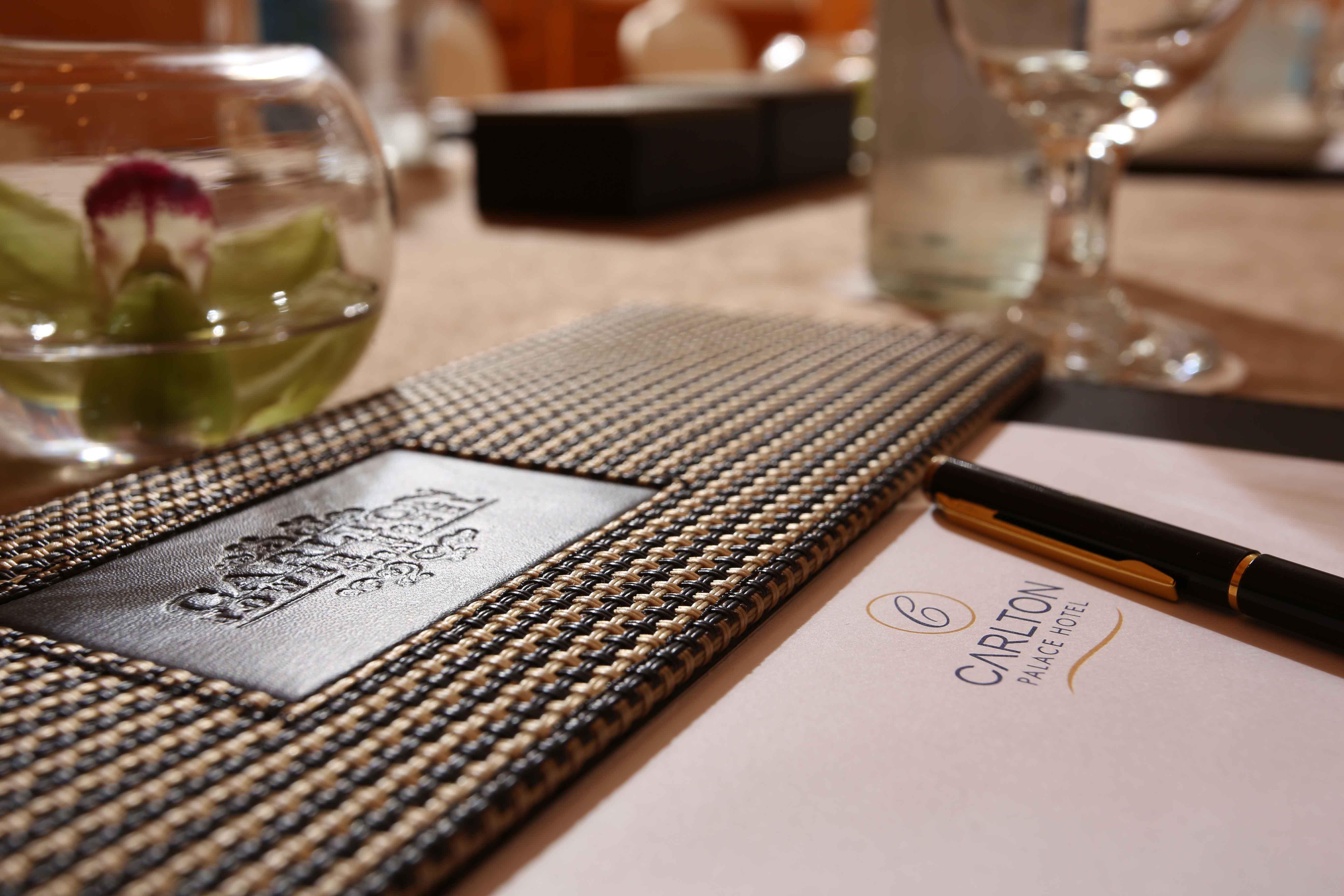 卡尔顿宫酒店 迪拜 外观 照片 A table mat