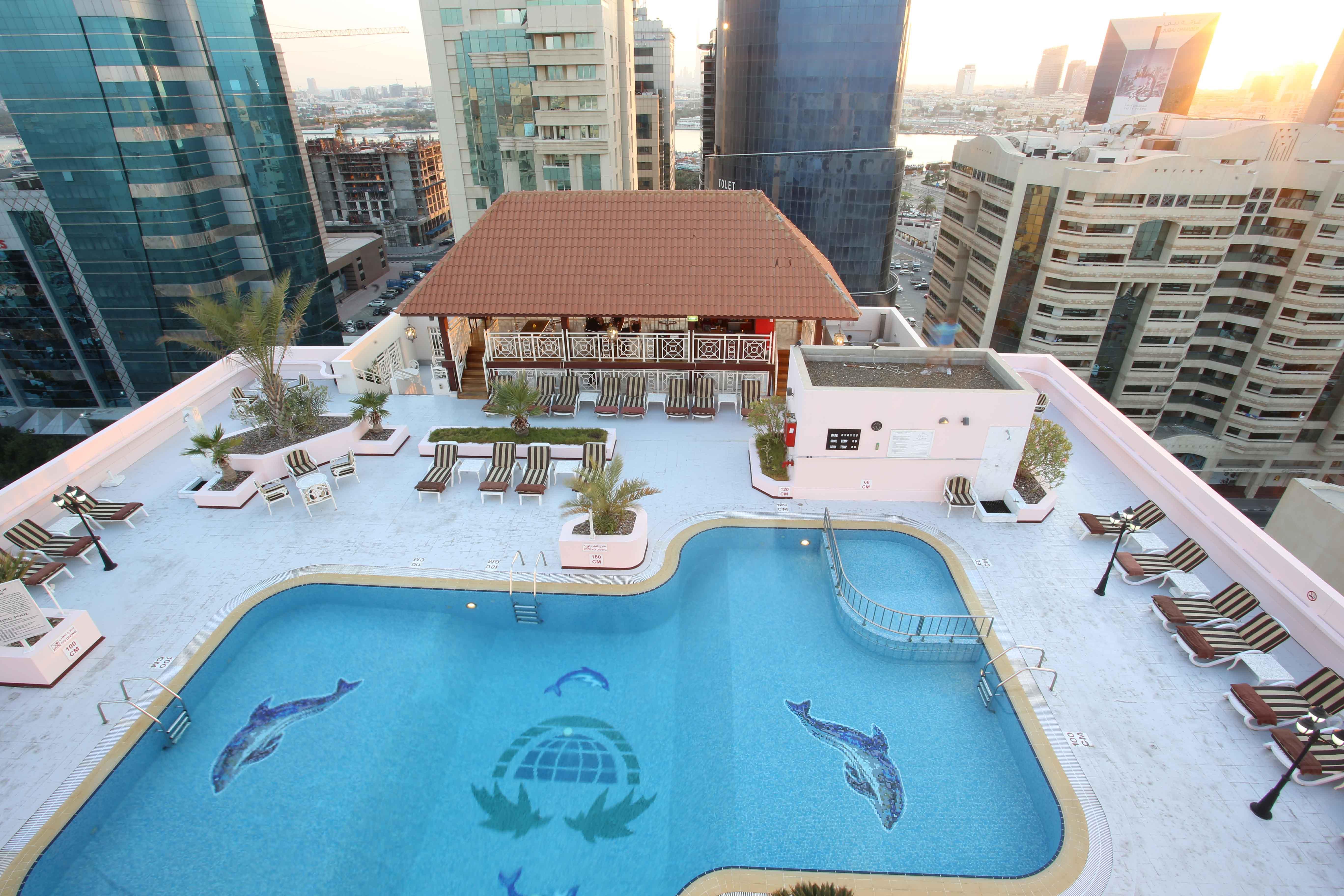 卡尔顿宫酒店 迪拜 外观 照片 The swimming pool at the hotel