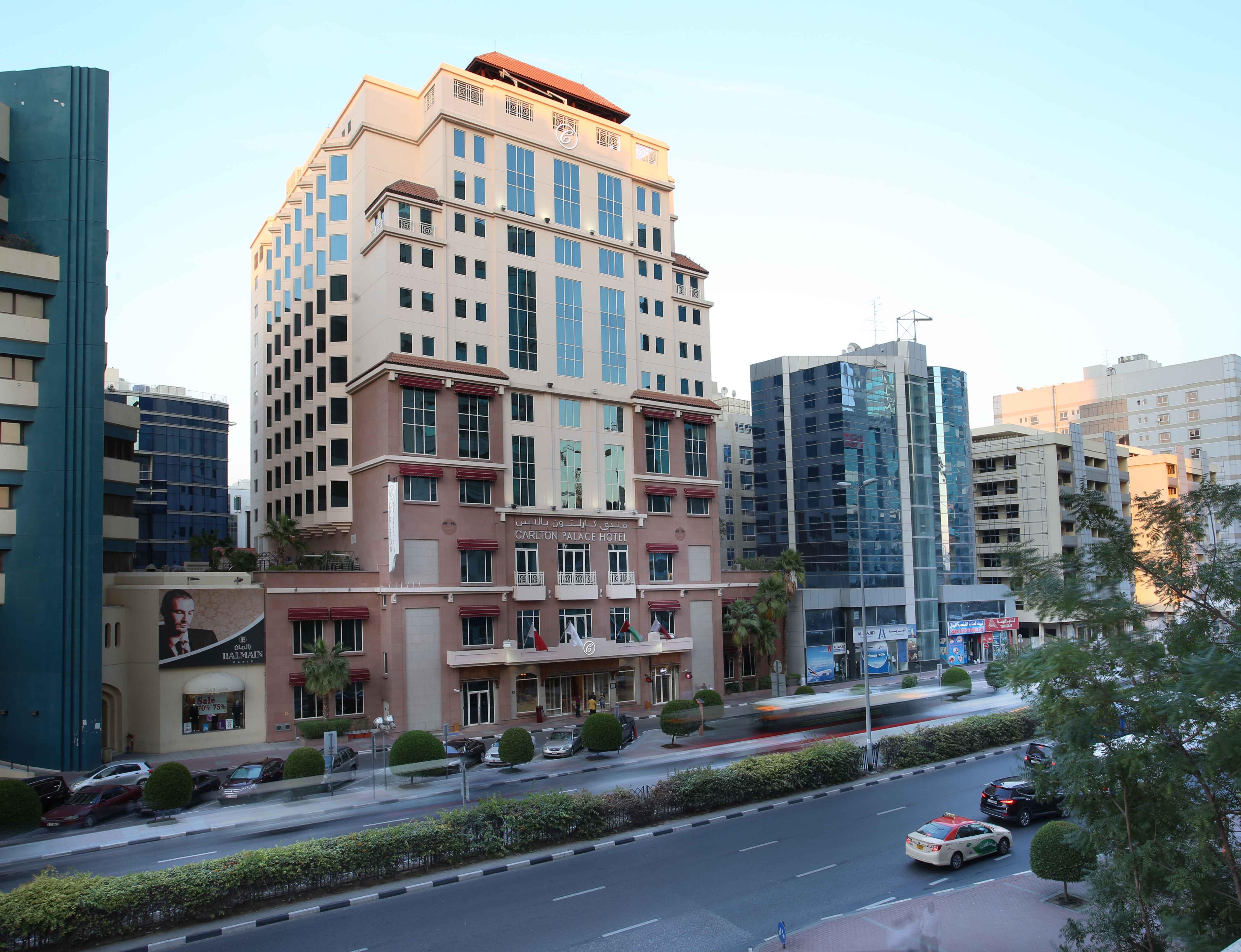 卡尔顿宫酒店 迪拜 外观 照片 The hotel in 2011
