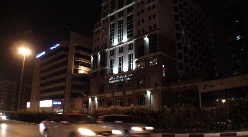 卡尔顿宫酒店 迪拜 外观 照片 The headquarters of the Arab Open University in Dubai