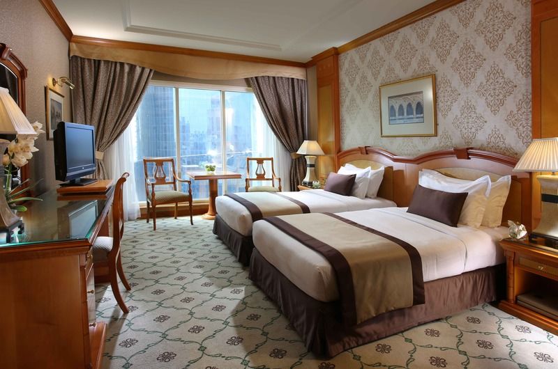 卡尔顿宫酒店 迪拜 外观 照片 A room at the hotel