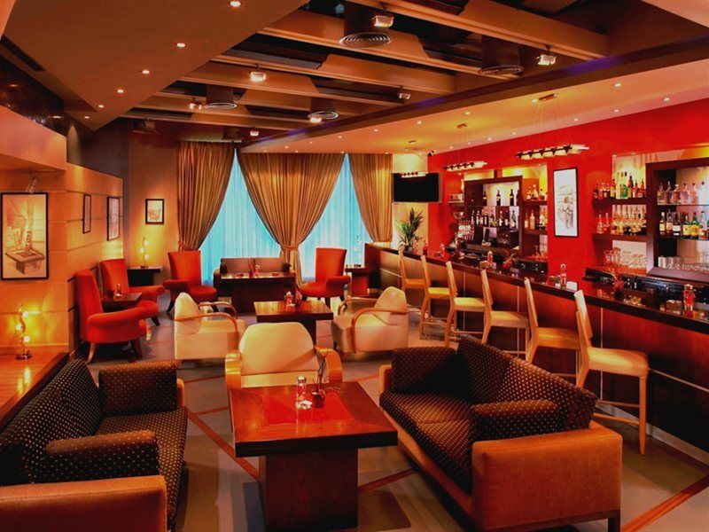 卡尔顿宫酒店 迪拜 外观 照片 The bar at the hotel