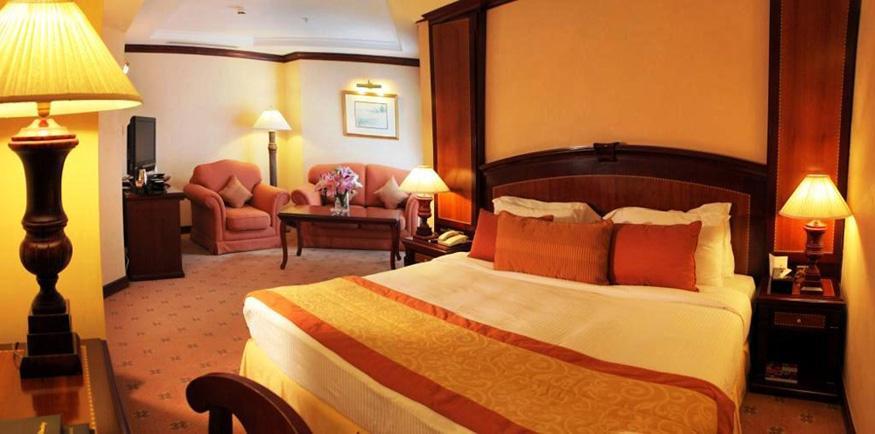 卡尔顿宫酒店 迪拜 外观 照片 A room at the hotel