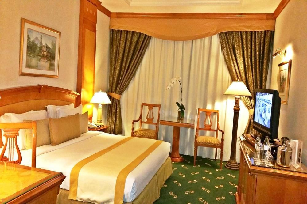 卡尔顿宫酒店 迪拜 外观 照片 A room at the hotel