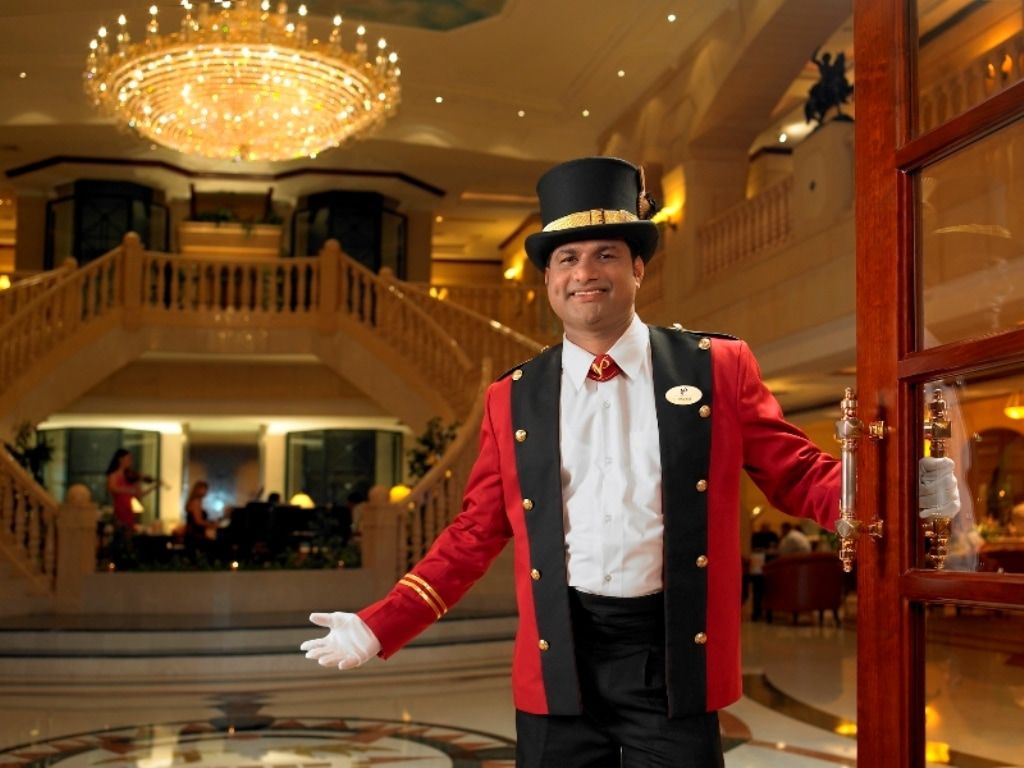 卡尔顿宫酒店 迪拜 外观 照片 A doorman at the Grand Hyatt Hotel, Mumbai, India