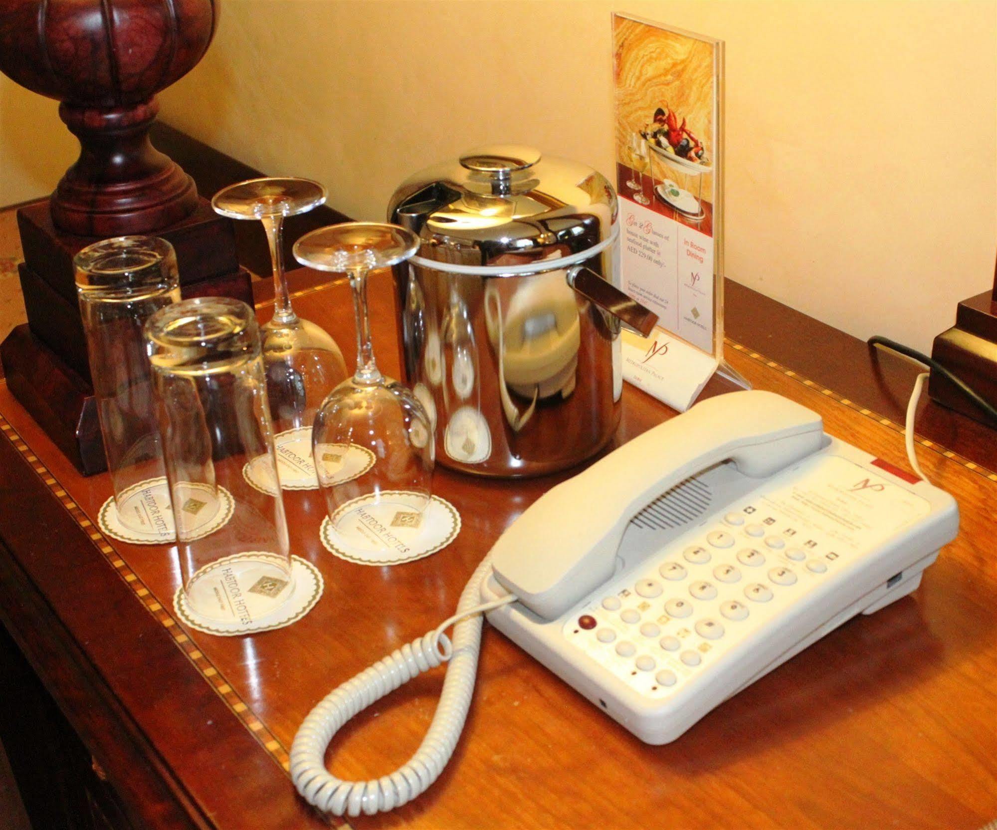 卡尔顿宫酒店 迪拜 外观 照片 A telephone in a hotel room