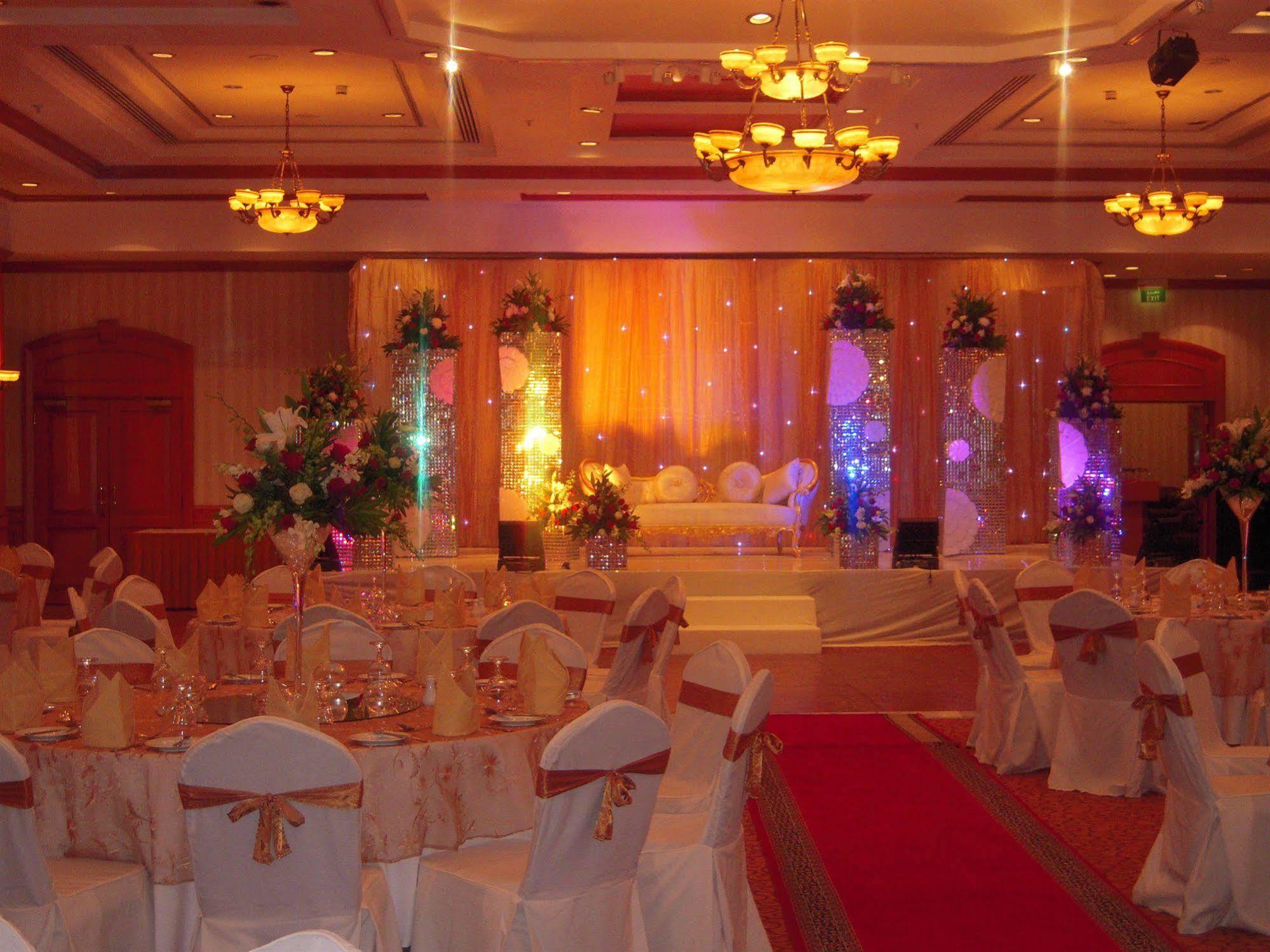 卡尔顿宫酒店 迪拜 外观 照片 A wedding reception at a hotel