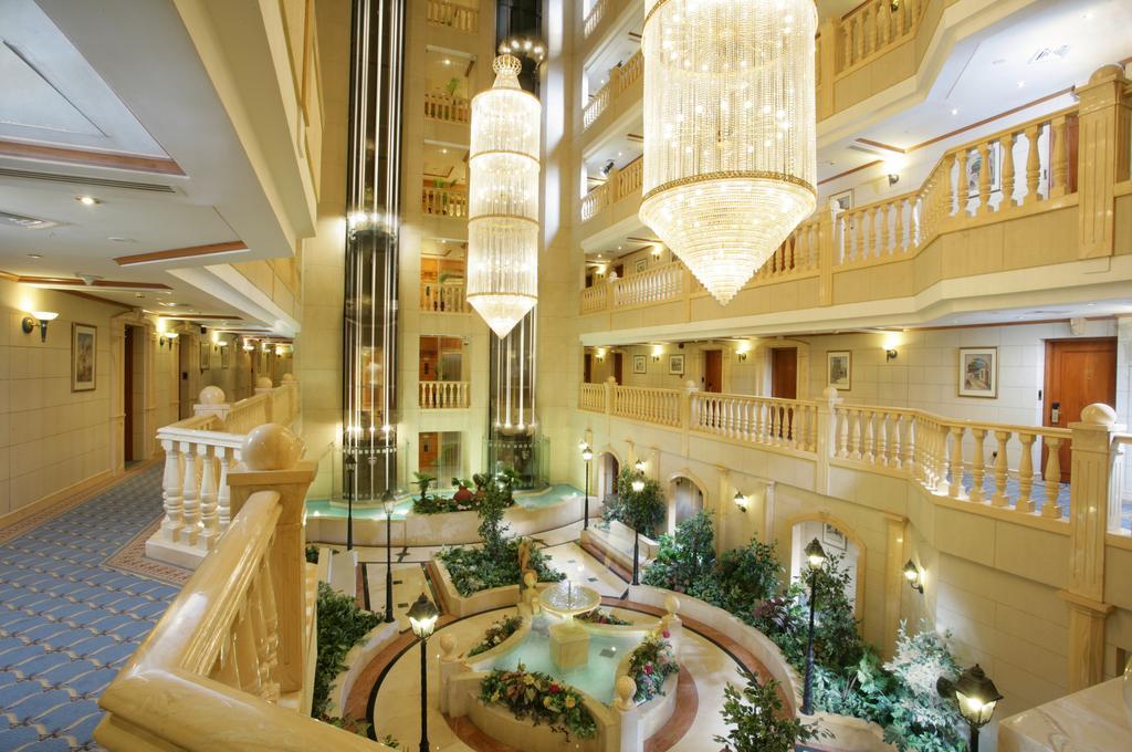 卡尔顿宫酒店 迪拜 外观 照片 Interior of the hotel