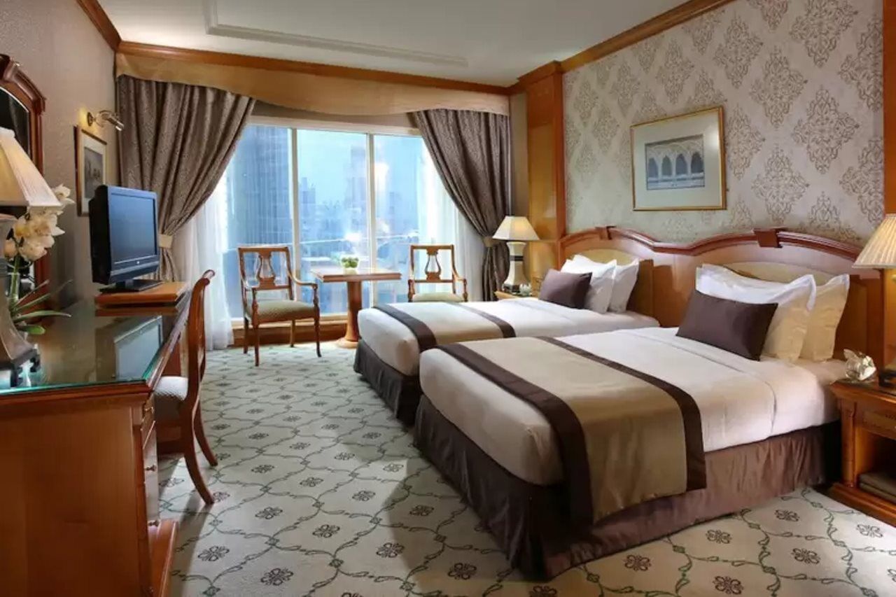 卡尔顿宫酒店 迪拜 外观 照片 A room at the hotel