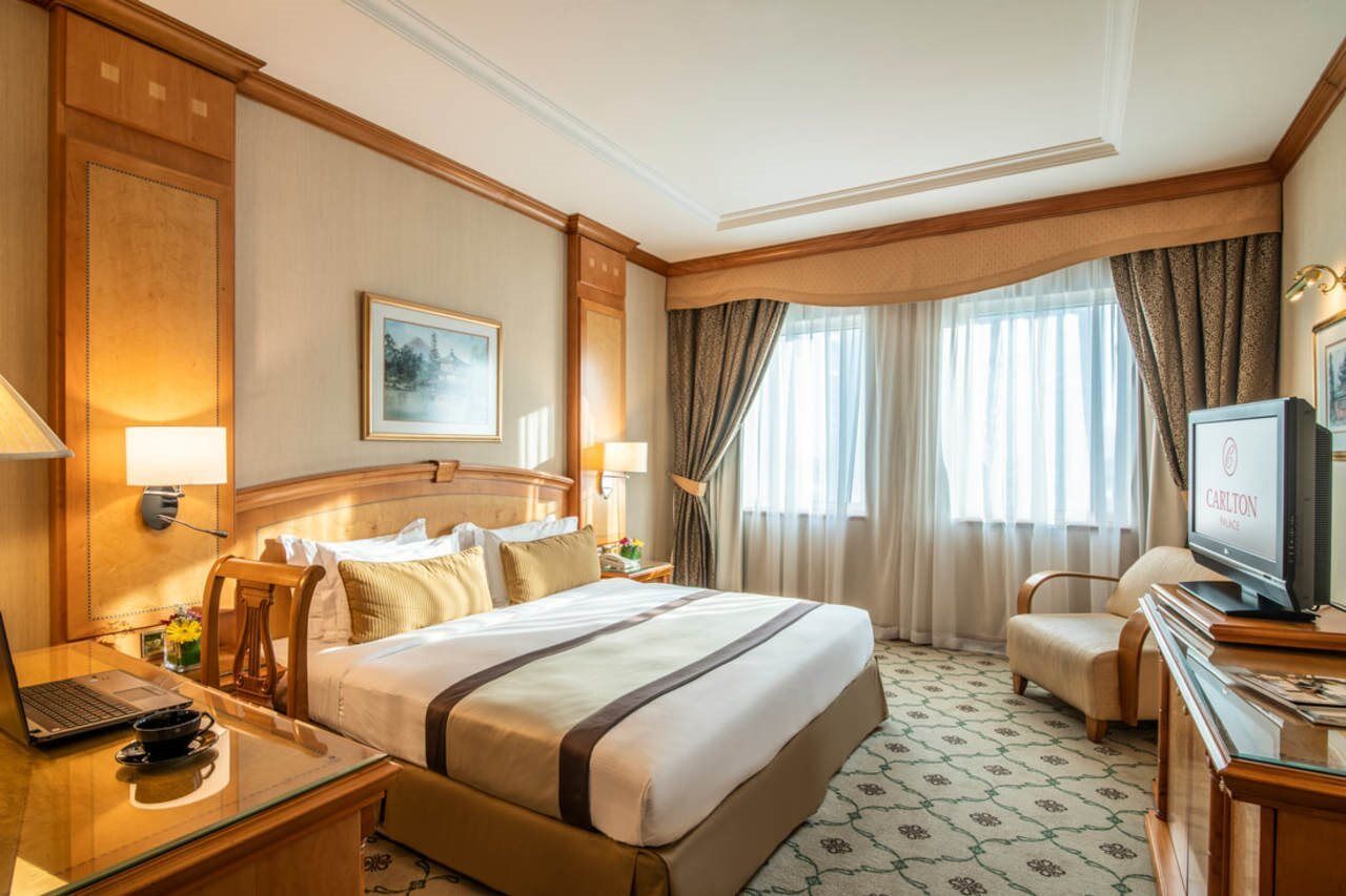 卡尔顿宫酒店 迪拜 外观 照片 A room at the hotel