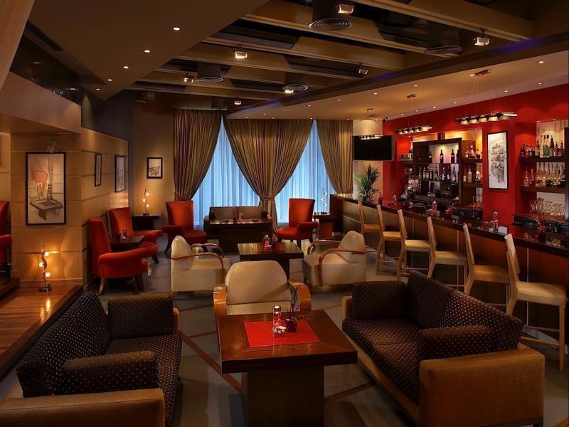 卡尔顿宫酒店 迪拜 外观 照片 The bar at the hotel